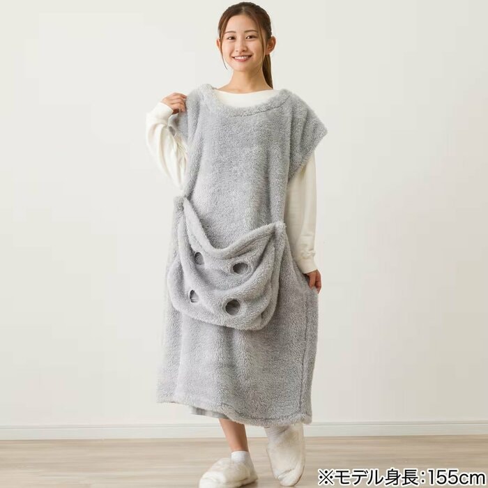 カラーは落ち着いたグレーで、表面は細かな毛足のあるふわふわした生地