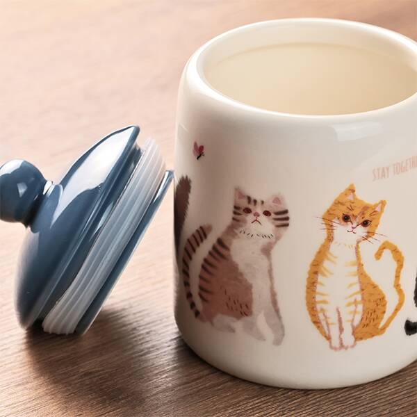 一面に描かれたネコちゃんたちそれぞれの表情にも注目