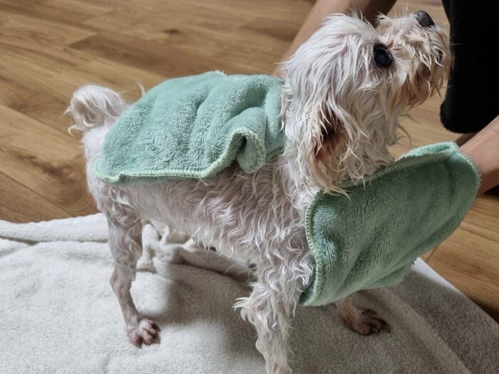 ポケットに両手を入れて体を包みこみながら広い範囲をタオルで拭けます