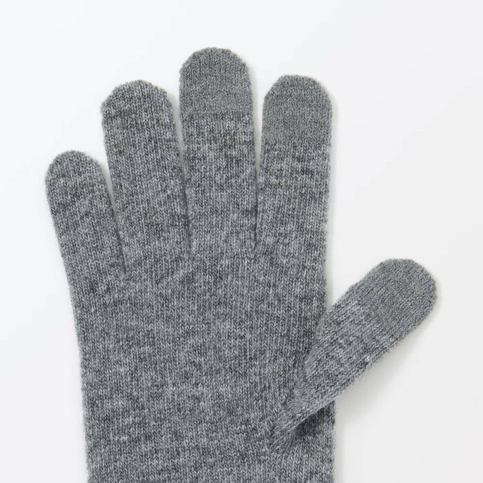 アウターやマフラーの色に合わせてお気に入りのカラーを選んでみてください