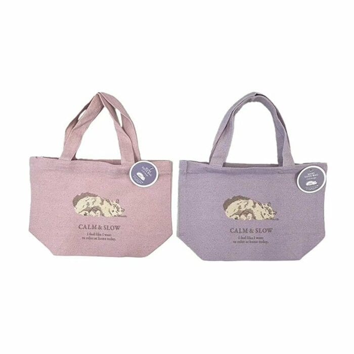 上品なくすみカラーをベースにした「ミニトートバッグ ネコ柄（110円）」