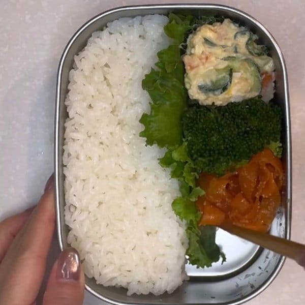 母が「高校生の娘」のために作る【彩り弁当】お肉とコーンがたっぷりの〈のっけ弁当〉が綺麗で美しい！おしゃれに仕上がるマネしたい盛り付け術