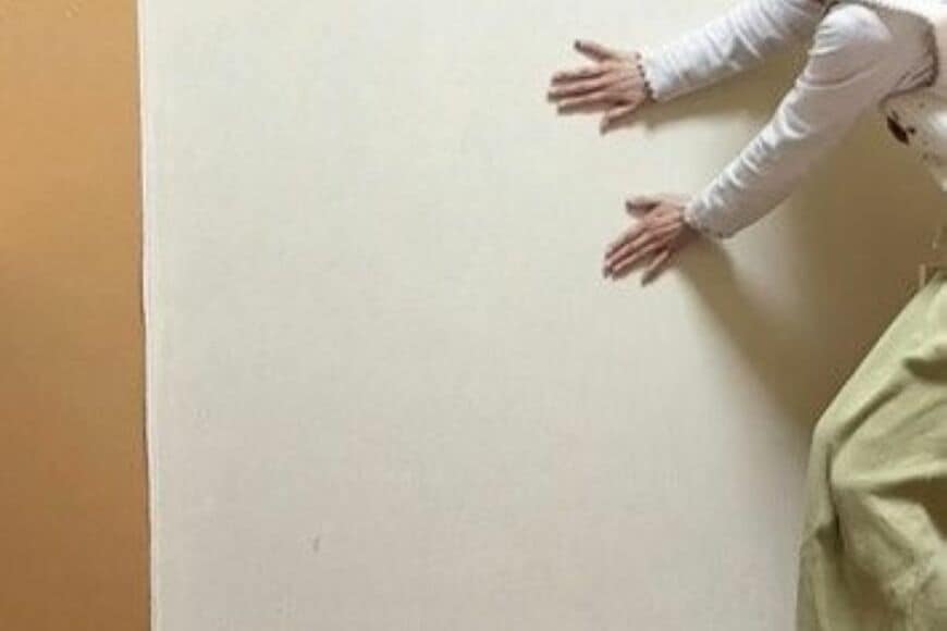 【めっちゃいい】水だけで貼れる壁紙で腰壁風にリメイク　想像以上に簡単で最高