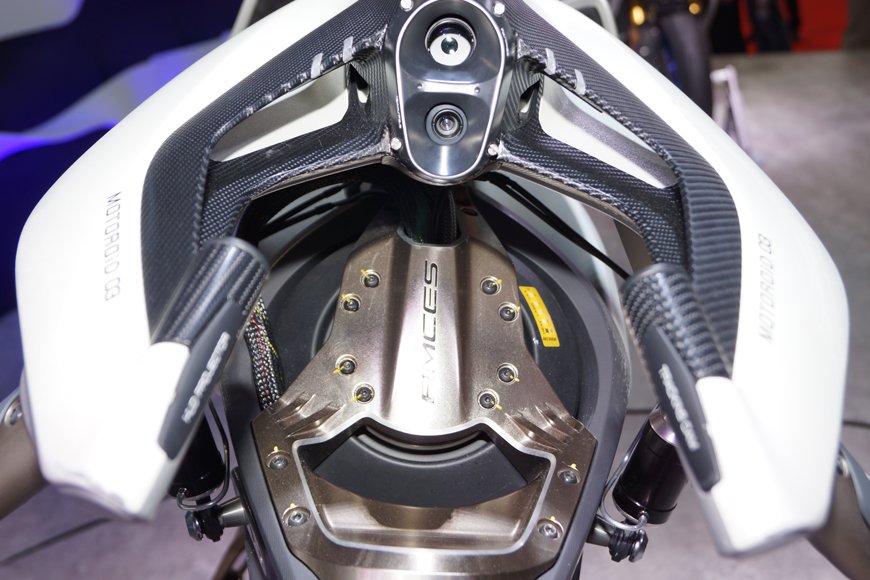ヤマハ独自のAMCES。電子制御による前輪操舵を行う、ステアリング・バイ・ワイヤを採用。