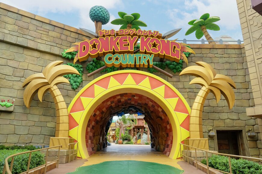 出所：合同会社ユー・エス・ジェイ「“アソビの本能、大爆走！“１２月１１日（水）のオープンまで、あと１４日！新エリア『ドンキーコング・カントリー™』「ドンキーコング」のワイルドな大冒険が待ち受ける」