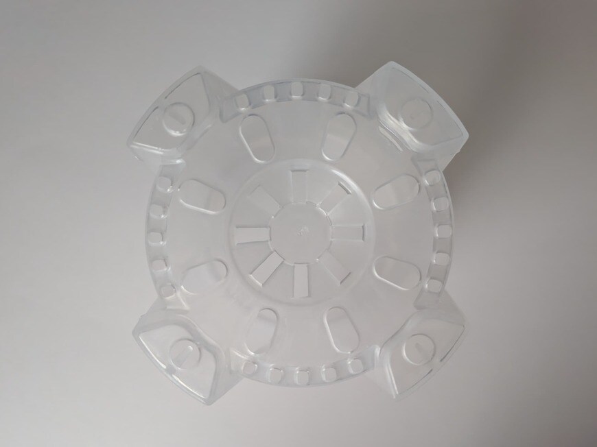 「底にはしっかり穴が空いています」