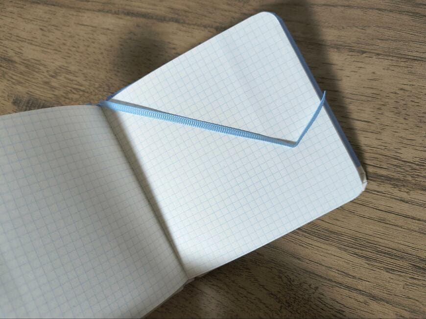 筆者撮影（キャンドゥ、ハードカバーノート 96P 方眼 スノーF柄）