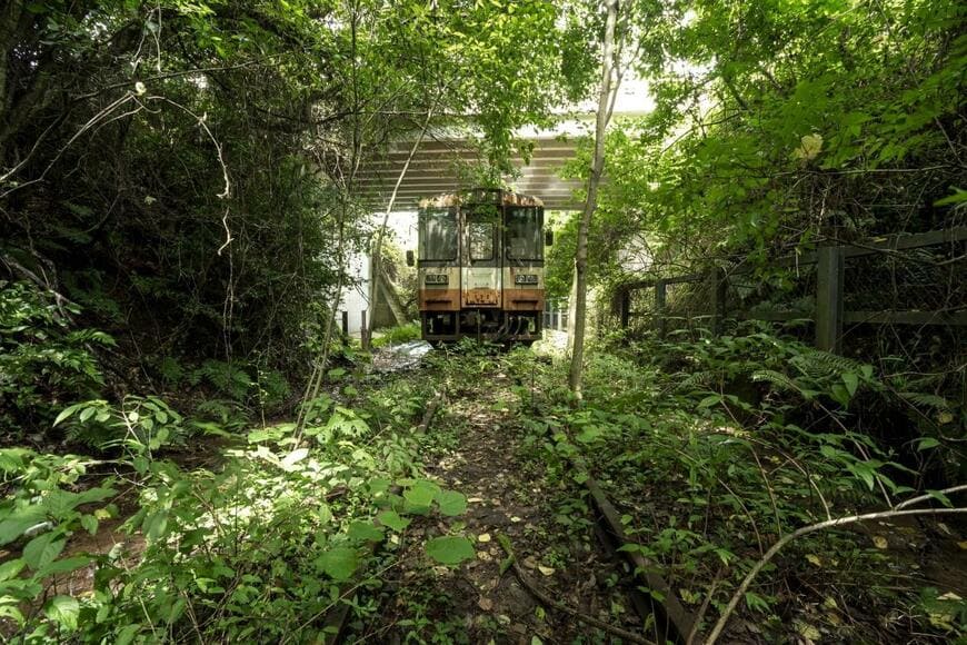 廃線跡に残る車両