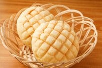 夫と「メロンパンを半分こ」した妻　あまりにもクセが強すぎる状態に「どうやって…」