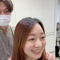 「丸顔なので」輪郭が気になる女性　勇気を出してイメチェンに挑戦！外ハネヘアが「可愛い」と絶賛