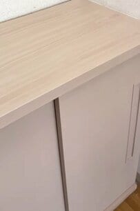 シンプルだけど「寂しい」印象の靴箱の扉を改善するリメイクDIY。モールディングを活用し、北欧ナチュラル風にアレンジする手順と仕上がり