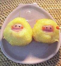 【うどん弁当＆天丼弁当】別々のお弁当が一気に完成！「スパイシーポテトソーセー人」入りのお弁当が話題