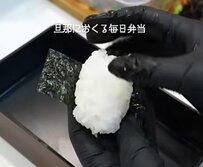 【愛妻弁当】だし巻き卵をそのままどーん！と盛り付けた「だし巻き卵とおにぎり弁当」が美しすぎると話題