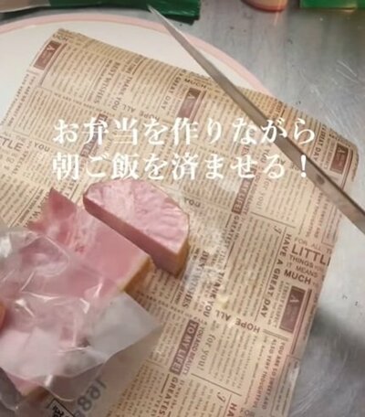 お弁当を準備しながら朝ご飯も済ませていきます