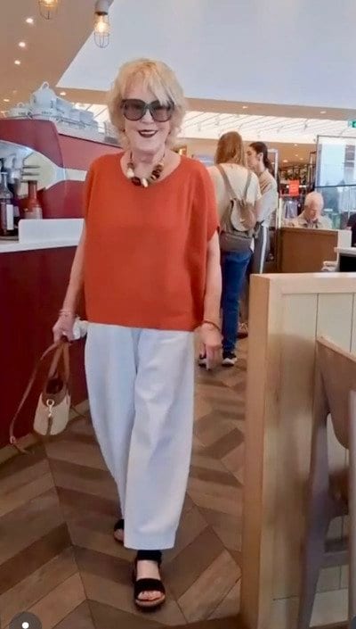 ネックレスと小さなバッグを添えた着こなし