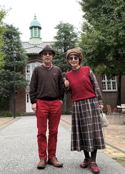 赤とブラウンでそろえた夫婦のリンクコーデ
