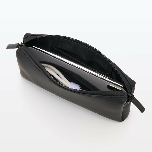スマホなど身軽に動きたいときに持ち歩く荷物を収納
