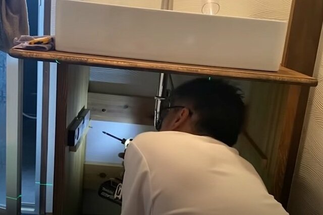 【築100年超古民家DIY】洗面台下のデッドスペースが自然で温かみのある収納に大変身！