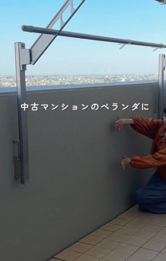 【築15年中古マンションDIY】ライトアップできるウッドフェンスでベランダをリビング風に大変身！「おしゃれなベランダ！」と話題