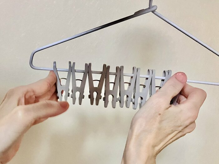 隣り合った洗濯ばさみが横のピンチを押して開きます