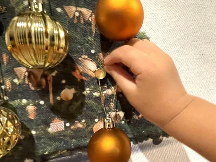 タペストリーとクリスマスボールを使って、飾り付けをしてみました