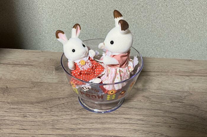 ニトリのクリアデザートカップ、筆者撮影のシルバニアファミリーで遊ぶ商品写真