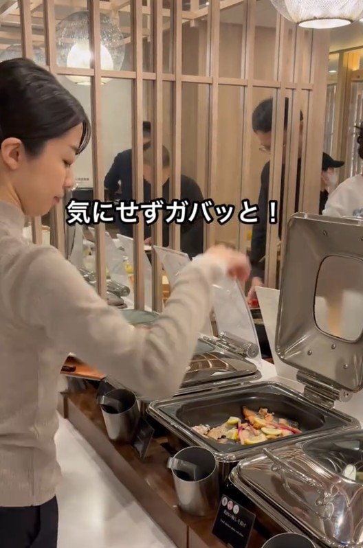 出所：@superhotel_official「朝食ビュッフェでおかずの蓋をどう開ける？」