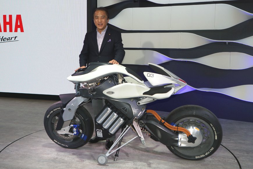 インホイールモーターは後進も可能で、ホイールはカーボン製。