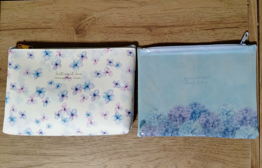 筆者撮影（キャンドゥ、フリーケース マチ付 合皮 あじさい柄・フラットポーチ PVC あじさい柄）