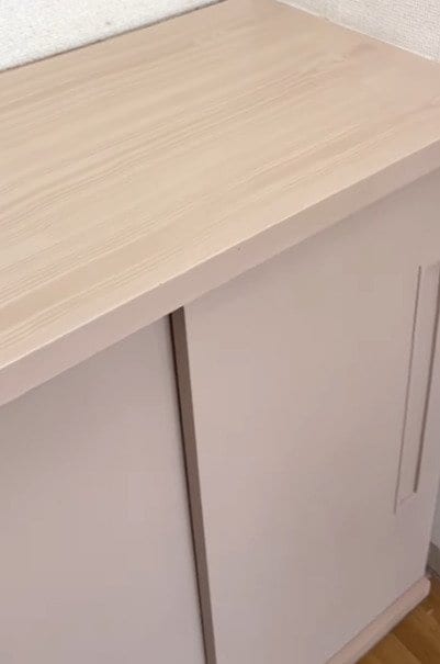 シンプルだけど「寂しい」印象の靴箱の扉を改善するリメイクDIY。モールディングを活用し、北欧ナチュラル風にアレンジする手順と仕上がり