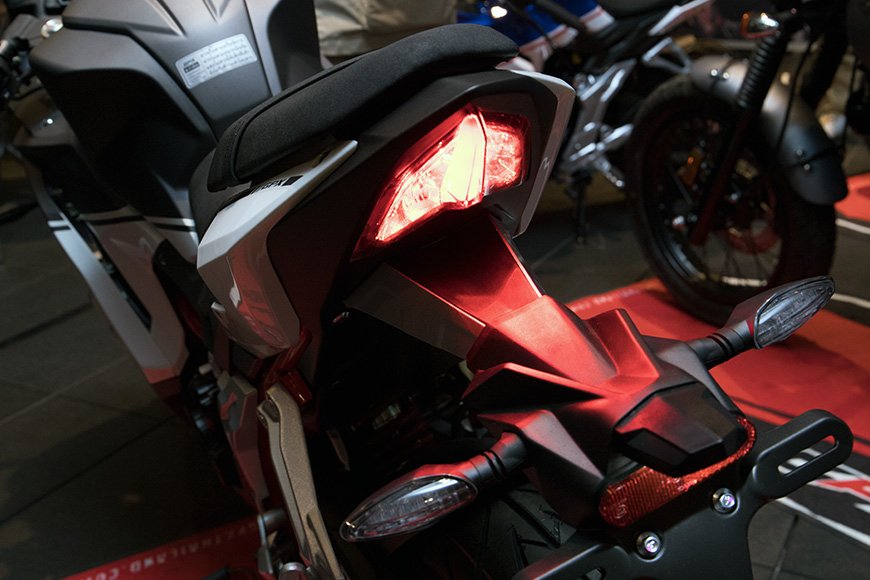 「DEMON150GR」のライト類はすべてLED化されている