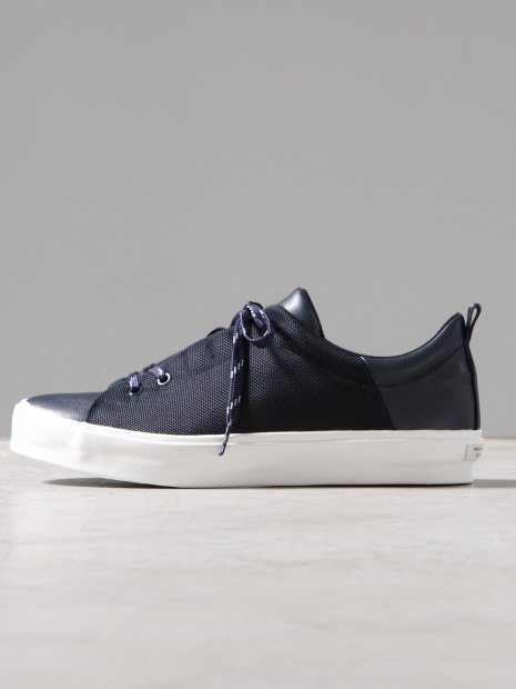 ALFREDO BANNISTER IN - 比翼レースアップスニーカー ¥21,600（税込）