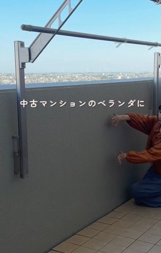 【築15年中古マンションDIY】ライトアップできるウッドフェンスでベランダをリビング風に大変身！「おしゃれなベランダ！」と話題