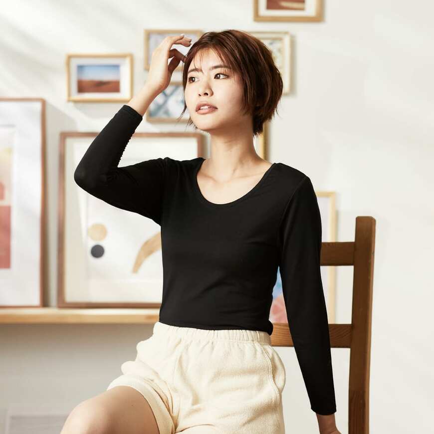 独自成分「セラミドヴェール」配合の糸を、微細なカプセルにして生地に練り込んだ肌着