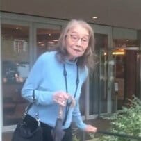「なんて素敵」“91歳マダム”の涼しげ【水色コーデ】　若々しいデイリーファッションに「真似します！」「私もこうでありたい」の声