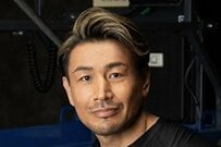 魔裟斗 塗装した愛車ハーレーとの2ショット！全身黒革コーデ「カッコエエっす」「渋い」「スタイル抜群」の声