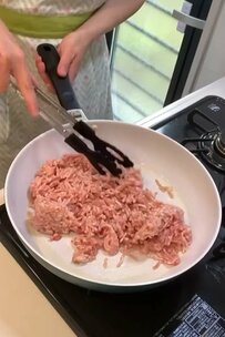 【平日5日分の冷凍弁当】豆苗や鶏むねミンチを使った「1食のおかず176円弁当」が話題！濃いめの味付けにしたおかずが美味しそう