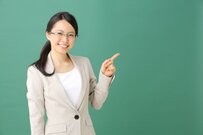 女性の小・中学校教員の年収はいくら？平均年齢・勤続年数も【2023年更新版】
