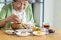 おひとりさま【60歳代の平均貯蓄額】中央値はいくら？貯蓄ゼロの割合とは「厚生年金と国民年金」ひとりで平均月いくらになる