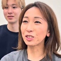 【大変身】髪のボリューム感に悩む女性が1年ぶりのショートで大胆イメチェン！「良かった」と大満足の笑顔