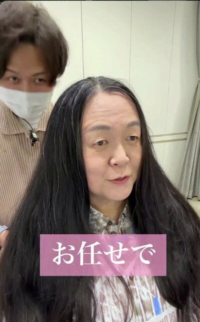 胸の下まで届く、ストレートの長い黒髪（ビフォー）