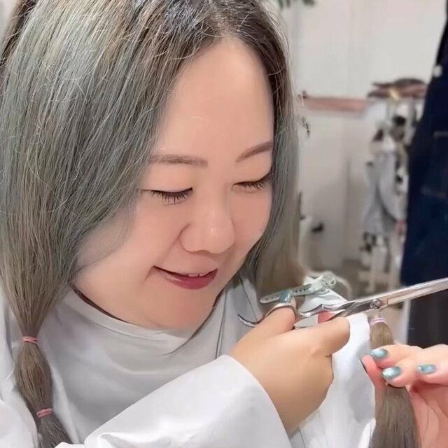 「切れました」グラデーションカラーの女性がヘアドネーションで激変！個性派スタイルが美しすぎる