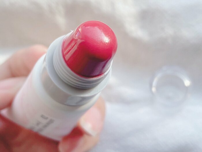 リップとハンドクリームの間にあるグレーの部分をつかむとスムーズに開けられた!