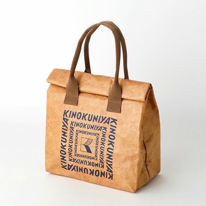 まるでクラフト紙のような質感とナチュラルカラーで実用的な保冷バッグ