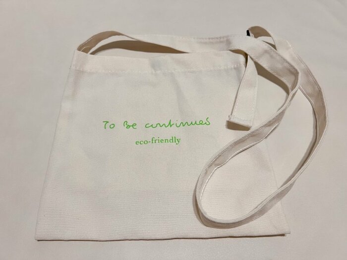 見た目はコットン生地のようなサコッシュ。