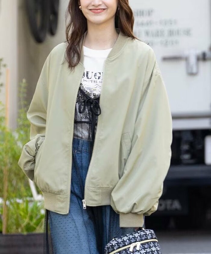 軽い素材のため動きやすい、裏地付きのリブブルゾン