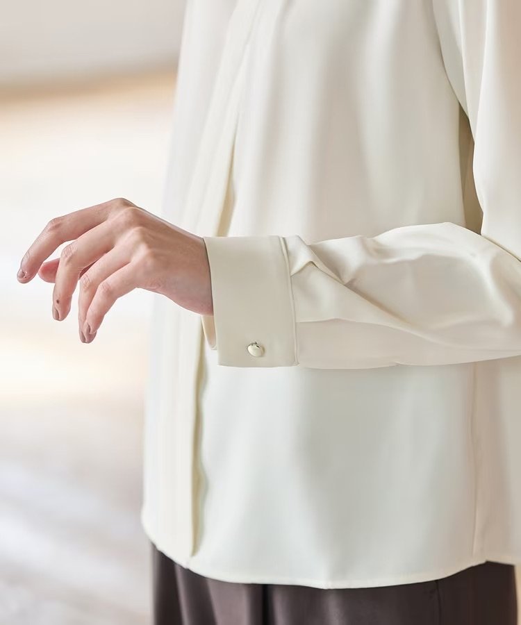 出所：ハニーズ公式　バンドカラーブラウス