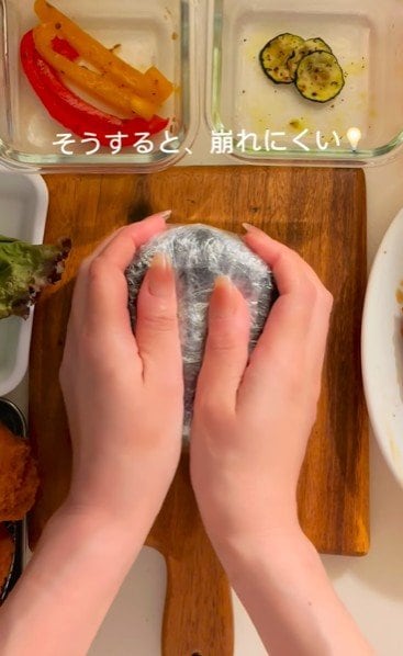 母が娘に送る【おにぎらず弁当】　彩り豊か＆豪華な具材が食欲そそる！断面の美しさにも注目
