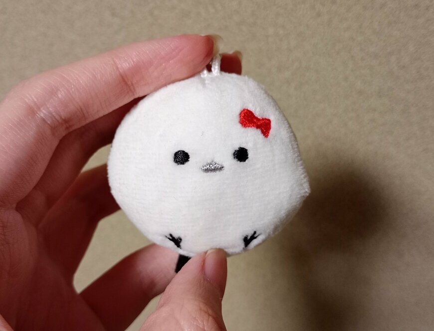 筆者撮影（セリア、マスコットキーホルダーふわふわシマエナガ 赤いリボン）