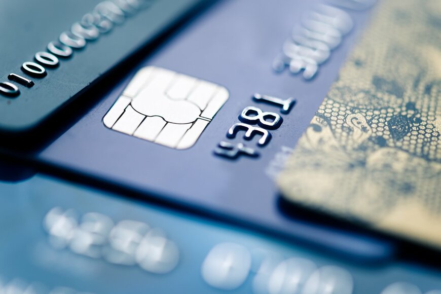【クレカ比較】au「au PAY カード」とLINE「Visa LINE Pay クレジットカード」はどちらがポイントを貯めやすいクレカか
